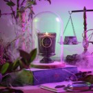 Voluspa Duftlys - Wicked Palo Sant Spells 241g, 60t *Forhåndsbestilling thumbnail