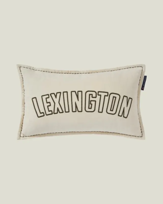 Lexington Logo Pute i Økologisk Bomullsfløyel - Lys Beige/Oliven, 50x30cm
